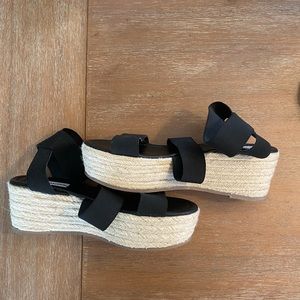 STEVE MADDEN BLACK PLATFORM SANDALS: Kimmie